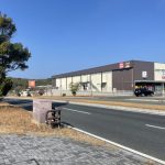 周囲には食料品や日用品、DIYやキャンプ用品までそろえたお店が並びます