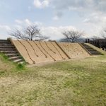 ボルダリングや色々なすべり台があり公園の端から端まで走り回って遊べます
